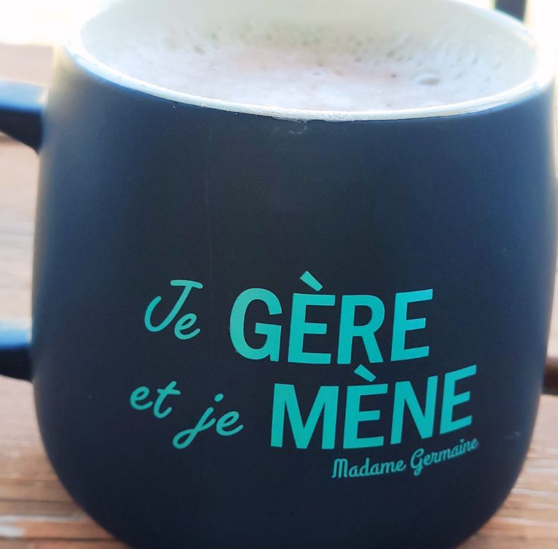 Tasse en céramique ''Je gère et je mène''