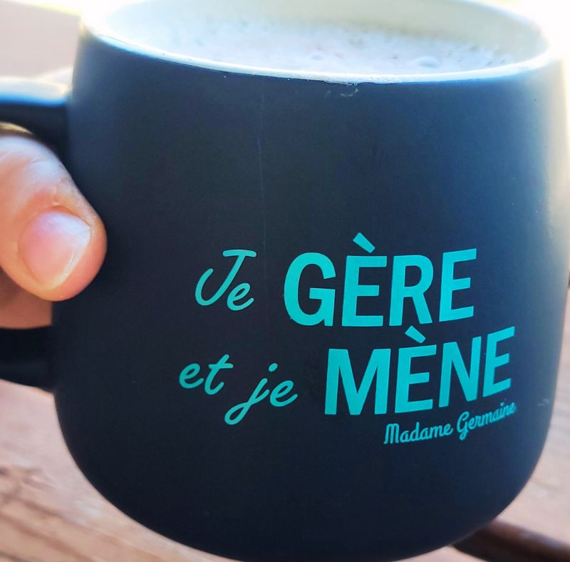Tasse en céramique ''Je gère et je mène''