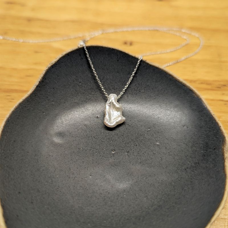 Margaux. Perle de type biwa sur chaîne fine en argent sterling (Copie) - 16 pouces