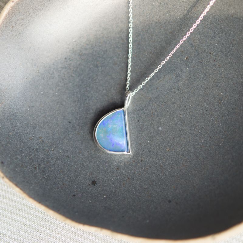 Pendentif opale aux magnifiques reflets bleus violacés. Bijou unique en argent sterling