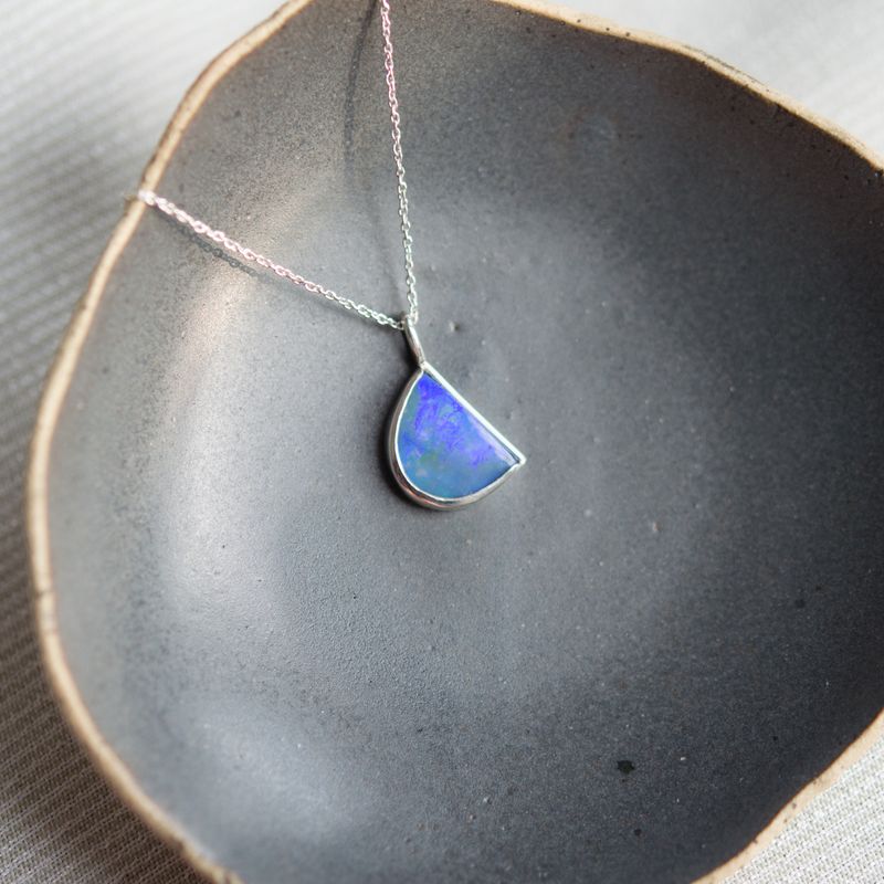 Pendentif opale aux magnifiques reflets bleus violacés. Bijou unique en argent sterling