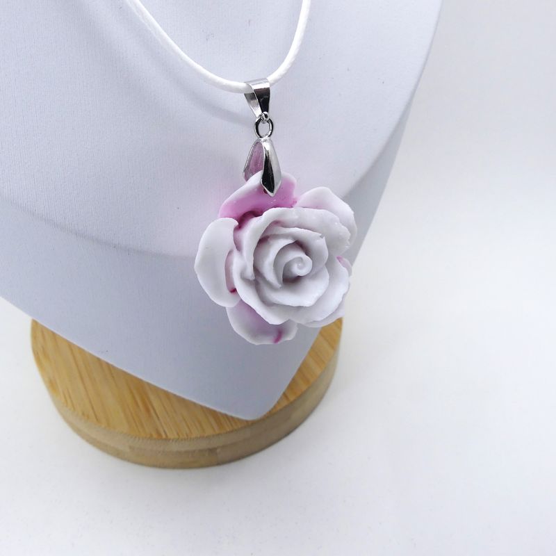 Collier pendentif blanc rosé en forme de rose fait main. 