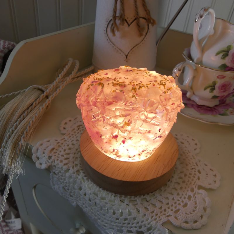 Lampe en résine époxy Shabby Chic rose veilleuse fabriquée main. Lampe de chevet pour enfant, cadeau de bébé. Décor romantique et victorien.