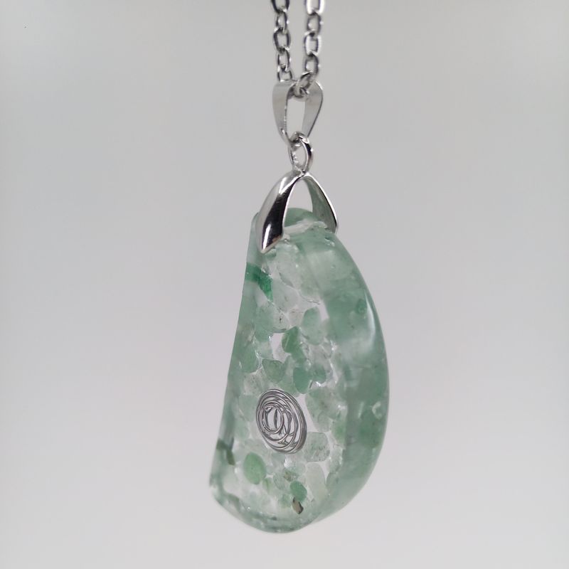 Pendentif collier d'Aventurine verte et résine. Pierre semi-précieuse de cristaux naturels