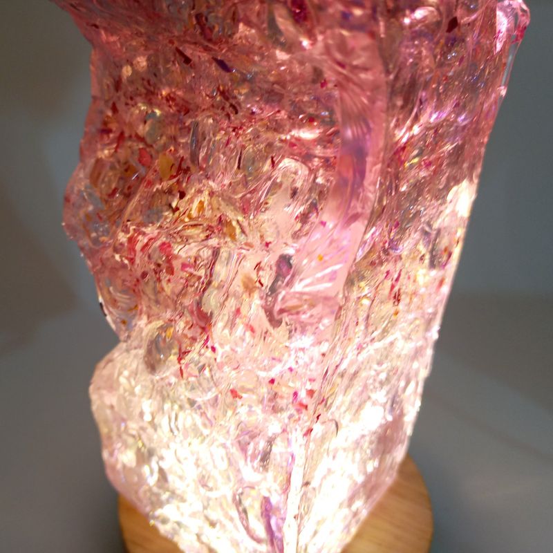 Lampe résine rose moderne et verticale exclusive faite main. Objet d’art LED USB. Cadeau. Sculpture minimaliste industrielle  contemporaine.