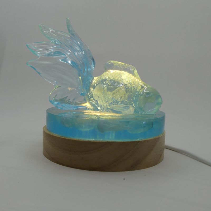 Lampe poisson Koi bleu, veilleuse carpe japonaise en résine époxy faite main. Figurine et sculpture. Lampe méduse et de chevet sous-marine.