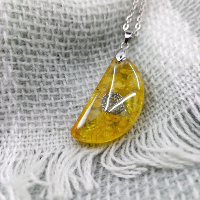 Pendentif collier de citrine jaune et résine, Pierre de naissance novembre, Cristaux naturels