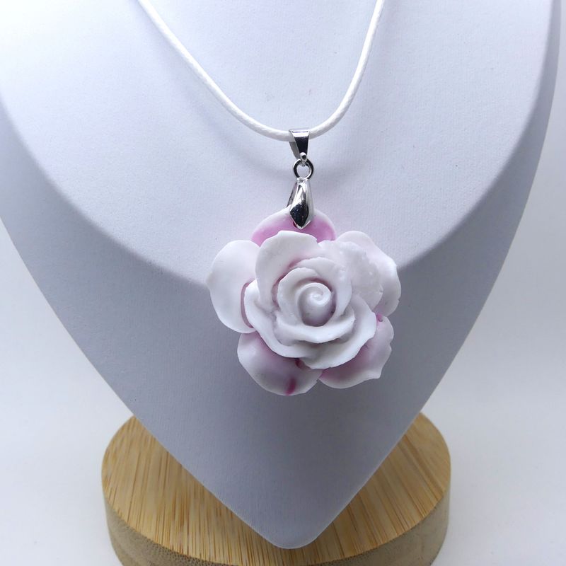 Collier pendentif blanc rosé en forme de rose fait main. 