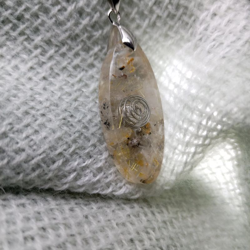 Pendentif collier de Quartz rutile en résine, Pierres semi-précieuses de Cristaux naturels