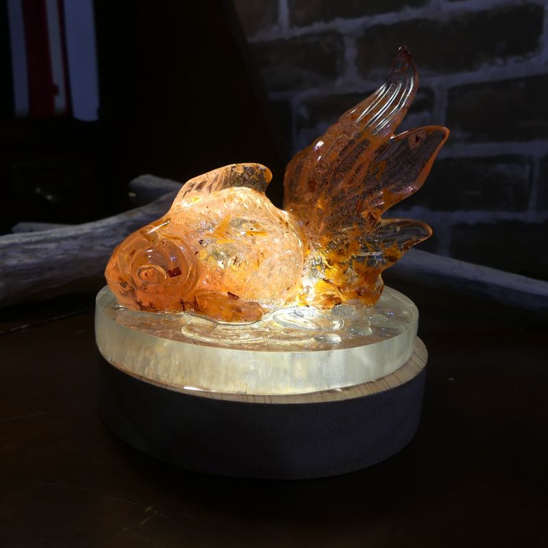 Lampe poisson Koi rouge orangé et veilleuse océan avec carpe japonaise en résine époxy faite main. Sculpture et lampe de chevet sous-marine.