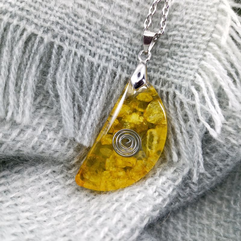 Pendentif collier de citrine jaune et résine, Pierre de naissance novembre, Cristaux naturels