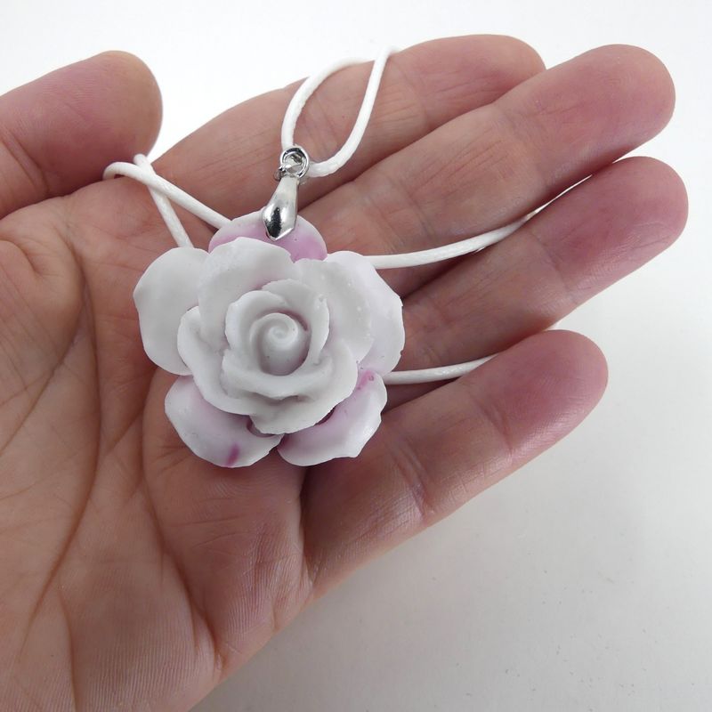 Collier pendentif blanc rosé en forme de rose fait main. 