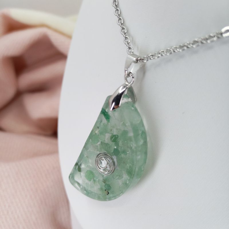 Pendentif collier d'Aventurine verte et résine. Pierre semi-précieuse de cristaux naturels