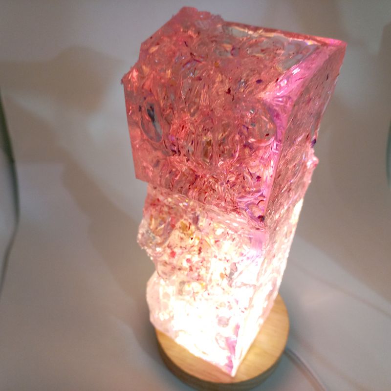 Lampe résine rose moderne et verticale exclusive faite main. Objet d’art LED USB. Cadeau. Sculpture minimaliste industrielle  contemporaine.
