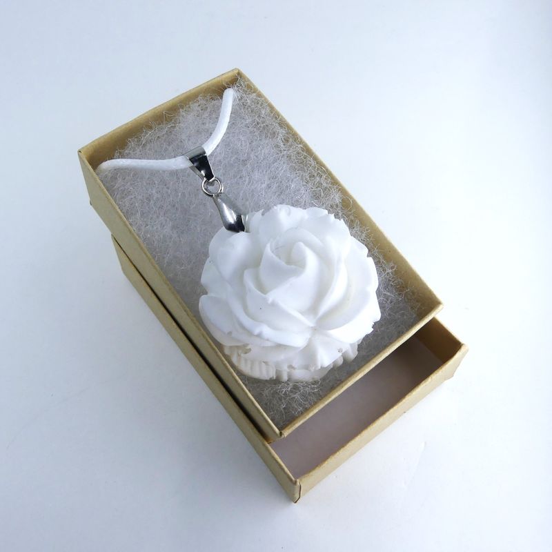 Collier pendentif blanc en forme de rose fait main.