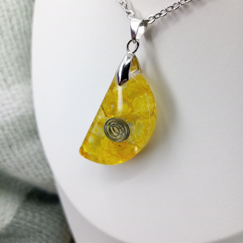 Pendentif collier de citrine jaune et résine, Pierre de naissance novembre, Cristaux naturels