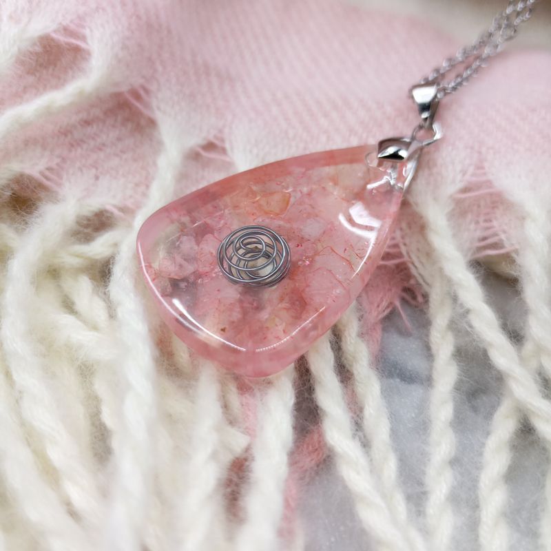 Pendentif collier de Quartz rose et résine, Pierres semi-précieuses de Cristaux naturels