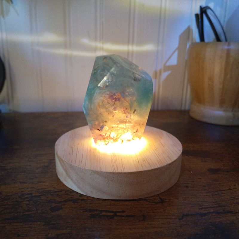 Lampe résine époxy et presse papier, ornement fait main. Lampe de bureau géométrique quartz. Cadeau vert émeraude  contemporain minimaliste.