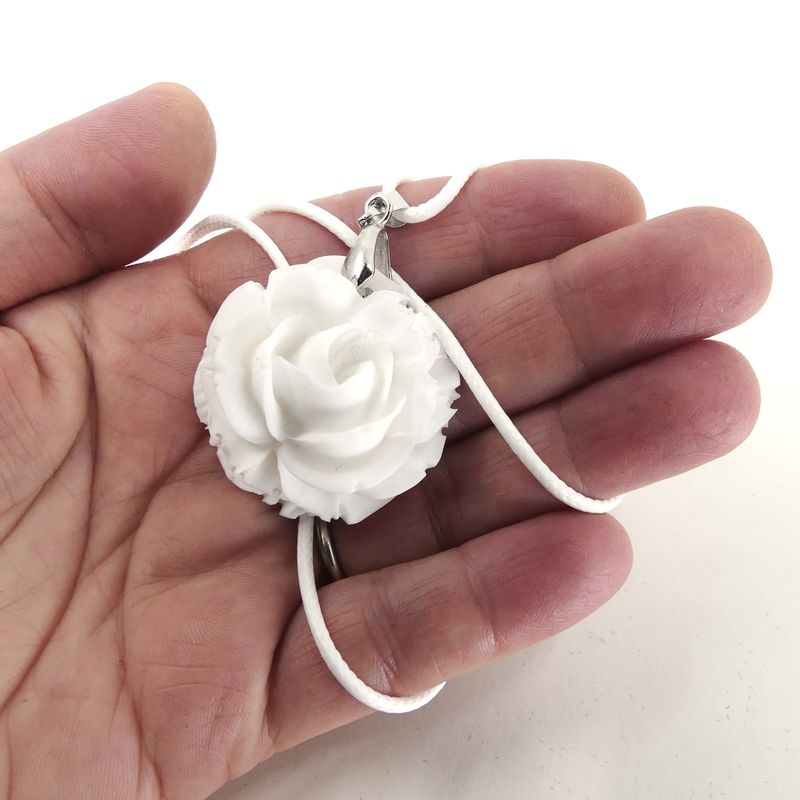 Collier pendentif blanc en forme de rose fait main.