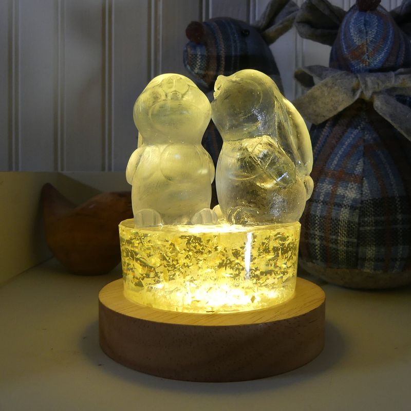 Lampe veilleuse faite main pour chambre enfant. Sculpture et figurine résine lapins crème. Lampe de chevet, lampe de nuit. Cadeau Pâques.