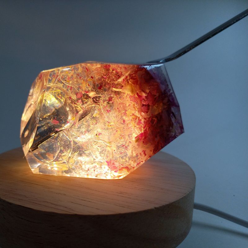Lampe résine époxy et coupe papier, fourniture de bureau fait main. Lampe géométrique quartz. Cadeau et accessoire contemporain minimaliste.