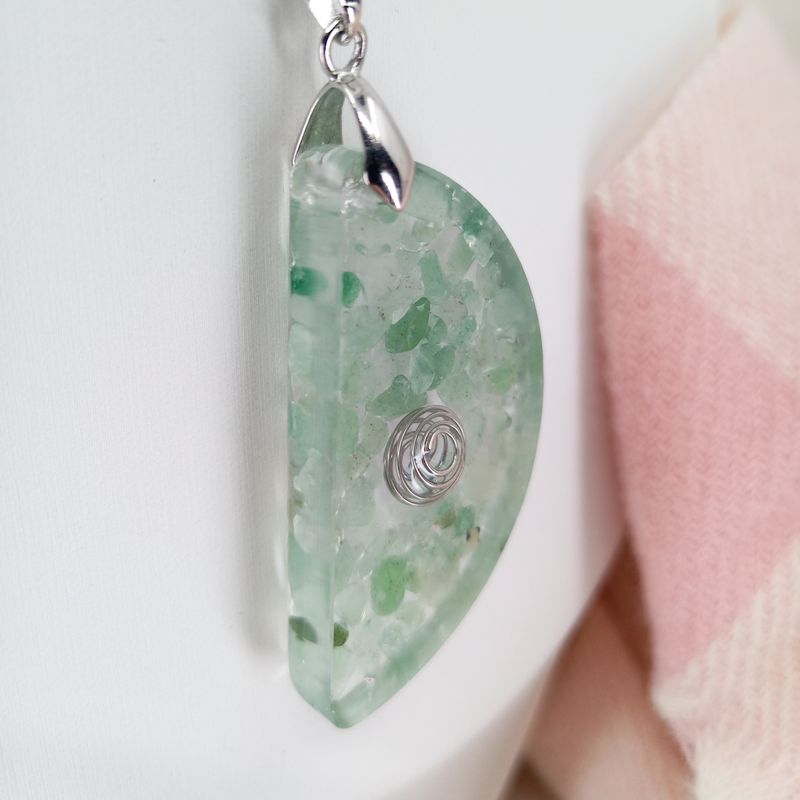 Pendentif collier d'Aventurine verte et résine. Pierre semi-précieuse de cristaux naturels