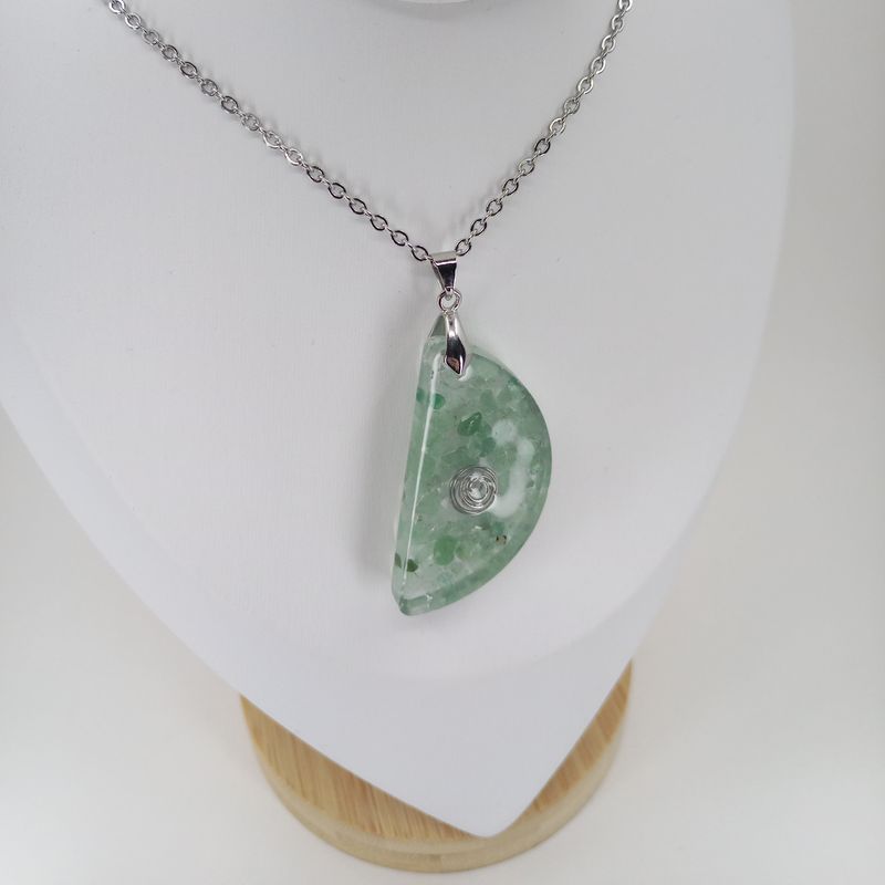 Pendentif collier d'Aventurine verte et résine. Pierre semi-précieuse de cristaux naturels