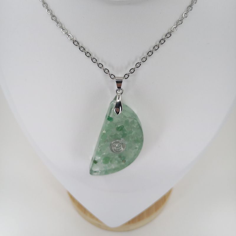 Pendentif collier d'Aventurine verte et résine. Pierre semi-précieuse de cristaux naturels