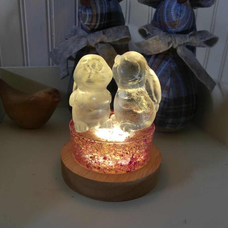 Lampe lapins roses, veilleuse chambre enfant faite main en résine époxy USB. Figurines, lampe de chevet et lampe de nuit. Cadeau Pâques.