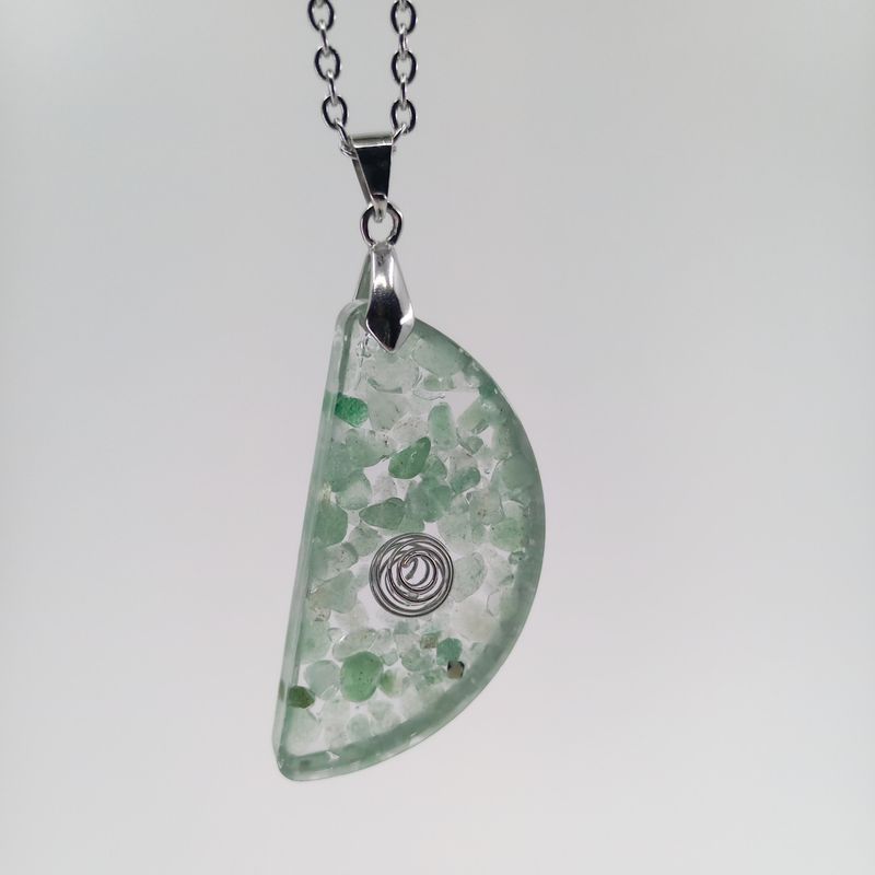 Pendentif collier d'Aventurine verte et résine. Pierre semi-précieuse de cristaux naturels