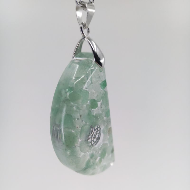 Pendentif collier d'Aventurine verte et résine. Pierre semi-précieuse de cristaux naturels