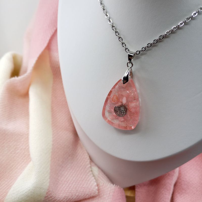 Pendentif collier de Quartz rose et résine, Pierres semi-précieuses de Cristaux naturels