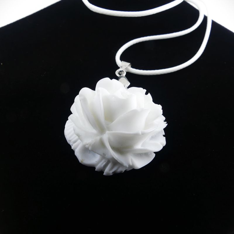 Collier pendentif blanc en forme de rose fait main.