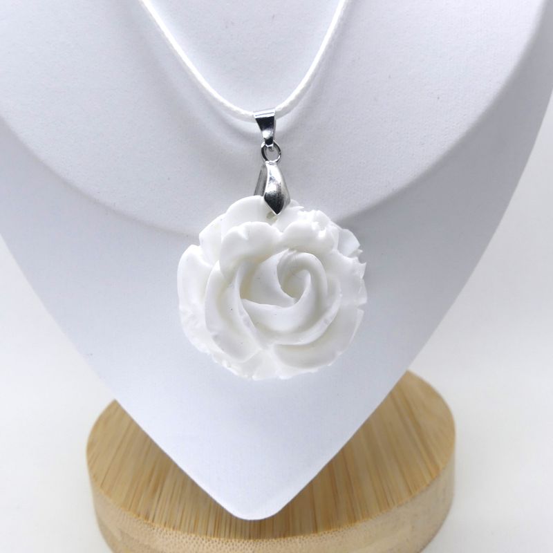 Collier pendentif blanc en forme de rose fait main.