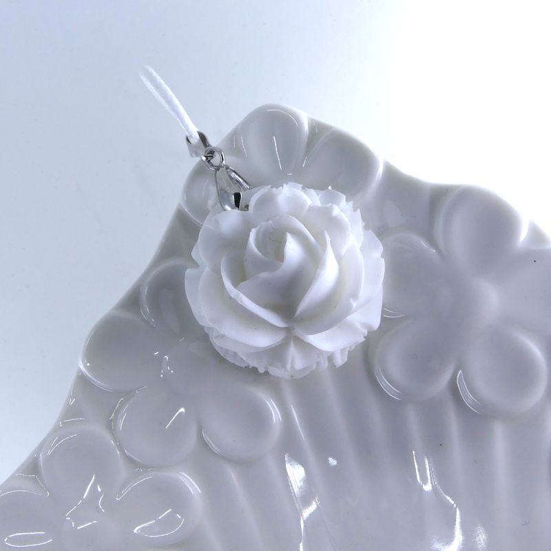 Collier pendentif blanc en forme de rose fait main.