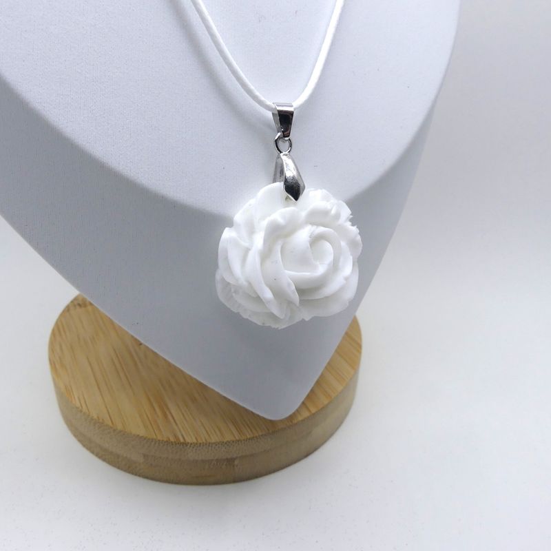 Collier pendentif blanc en forme de rose fait main.