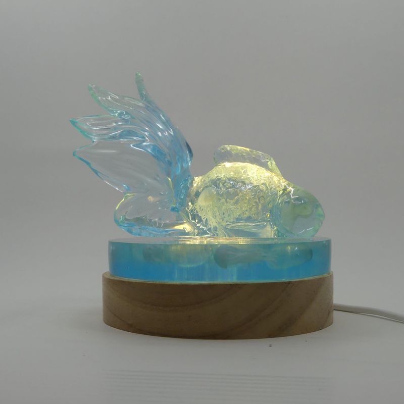 Lampe poisson Koi bleu, veilleuse carpe japonaise en résine époxy faite main. Figurine et sculpture. Lampe méduse et de chevet sous-marine.