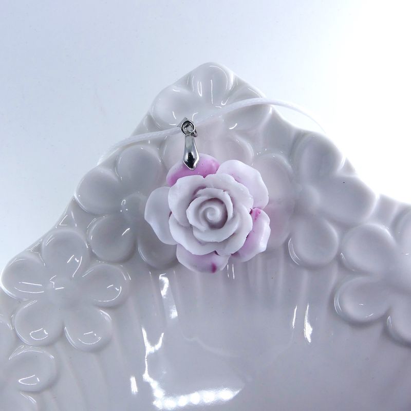 Collier pendentif blanc rosé en forme de rose fait main. 