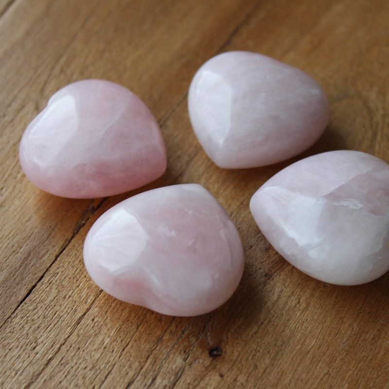 Quartz rose naturel en forme de cœur