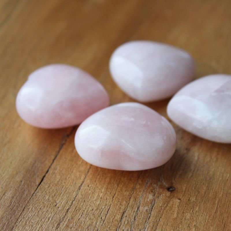 Quartz rose naturel en forme de cœur