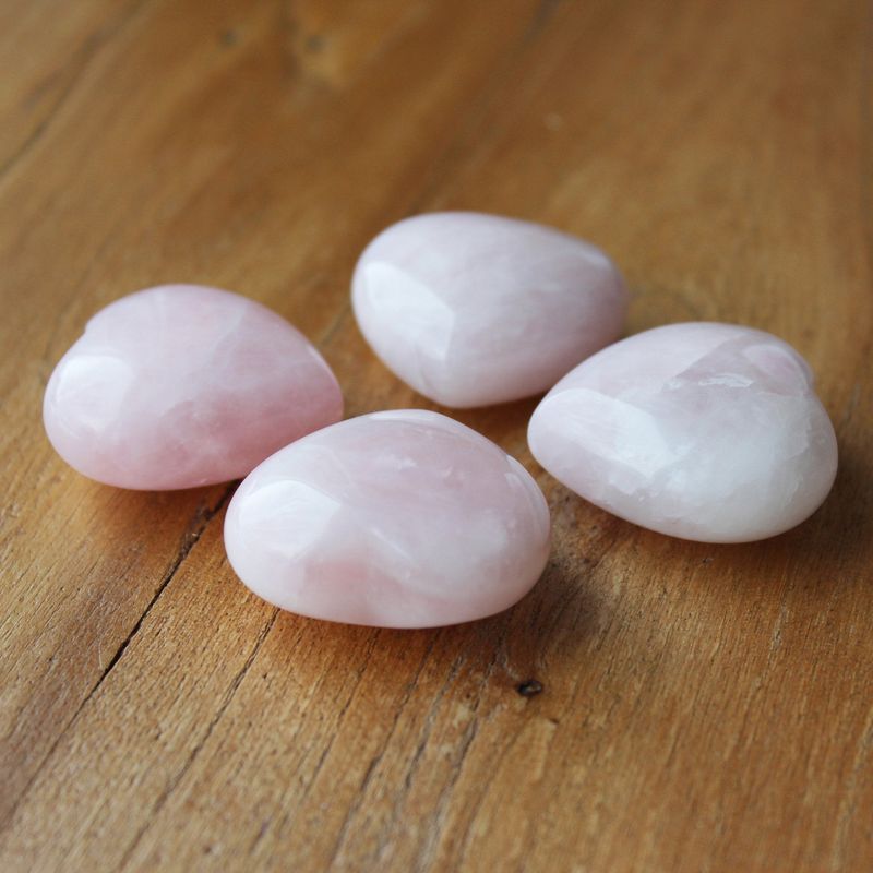 Quartz rose naturel en forme de cœur