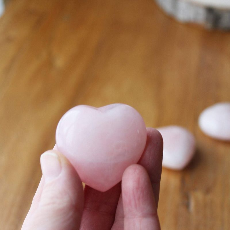 Quartz rose naturel en forme de cœur