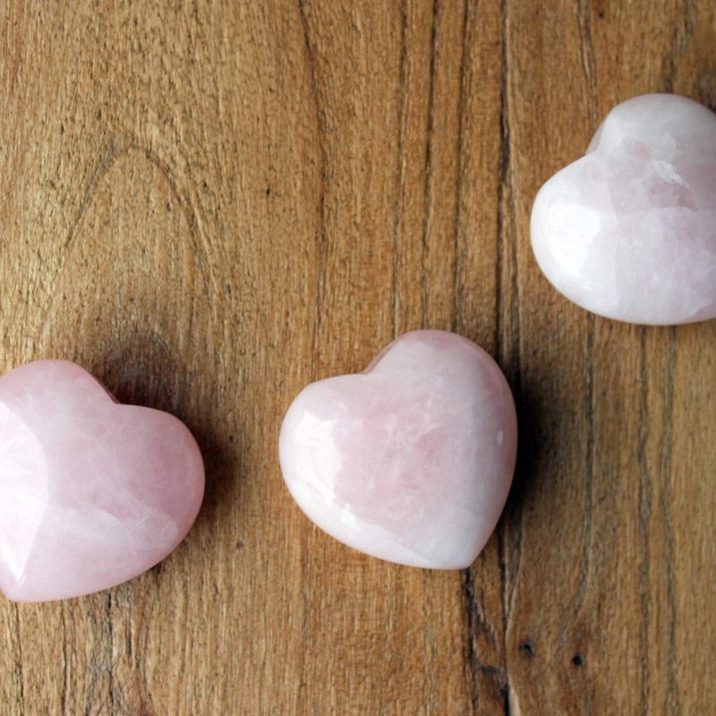 Quartz rose naturel en forme de cœur