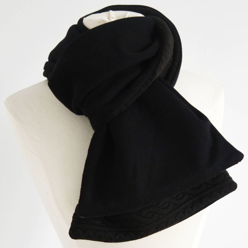 Long foulard noir en tricot avec appliqué pagne wax et faux cuir - Gris & Bourgogne