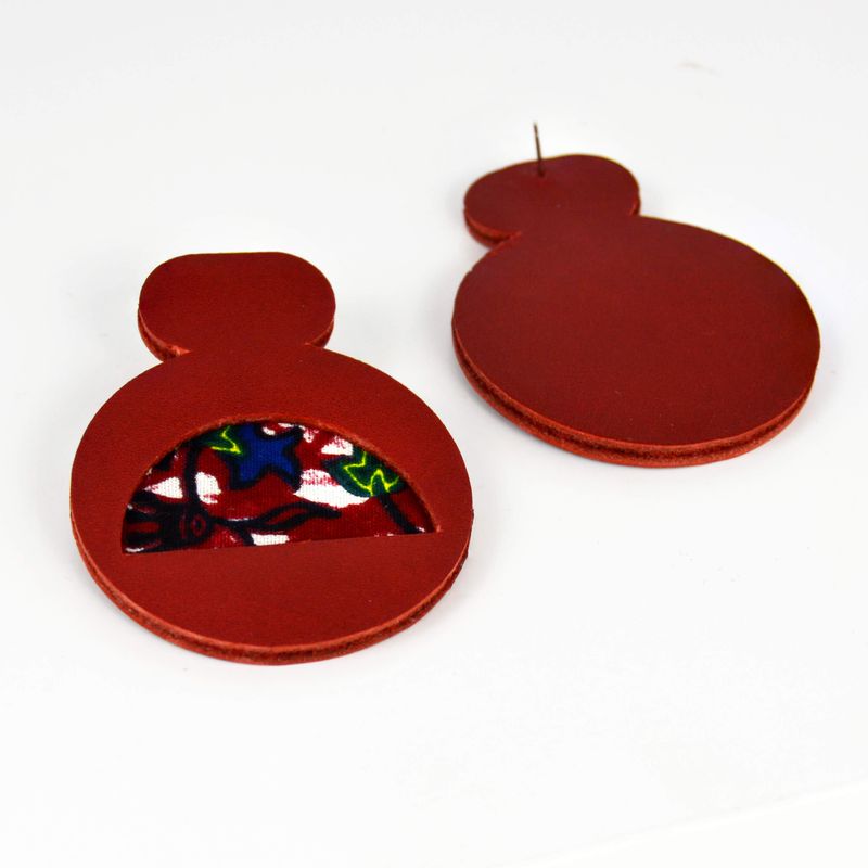 Boucles d’oreilles en cuir rouge et wax – Modèle Ahosi