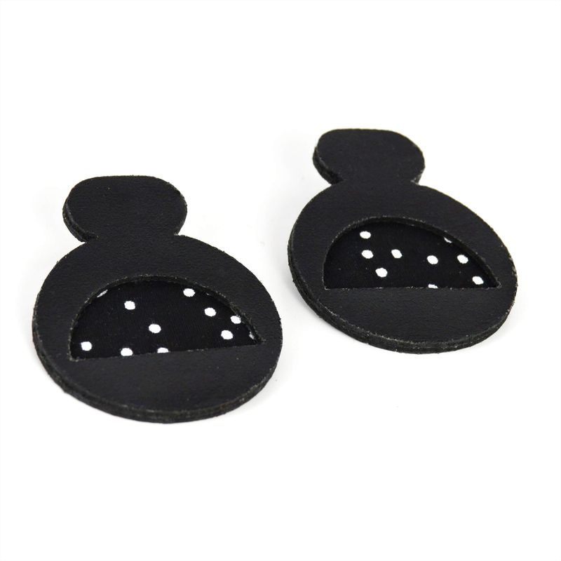 Boucles d’oreilles en cuir noir et wax à pois – Modèle Ahosi – Collection ReNée