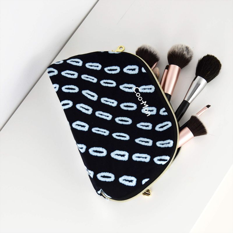 Trousse de toilette en tissu batik noir motif cauri