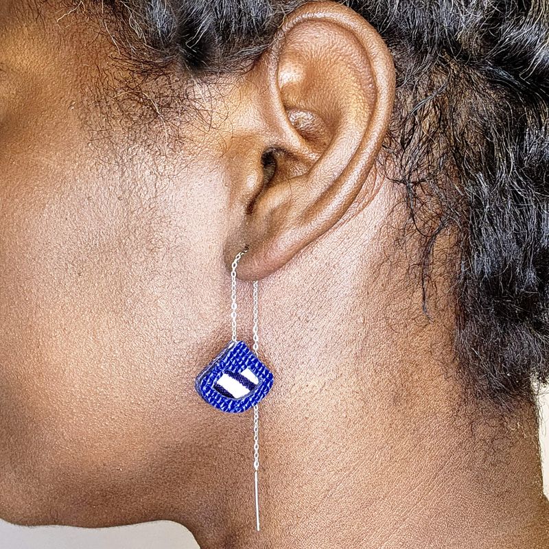 Boucles d’oreilles traversantes en cuir bleu et wax – Modèle Regard – Collection ReNée