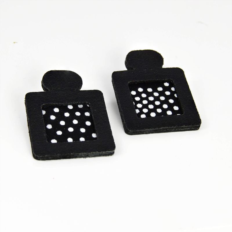 Boucles d’oreilles en cuir noir et wax à pois – Modèle NaN – Collection ReNée