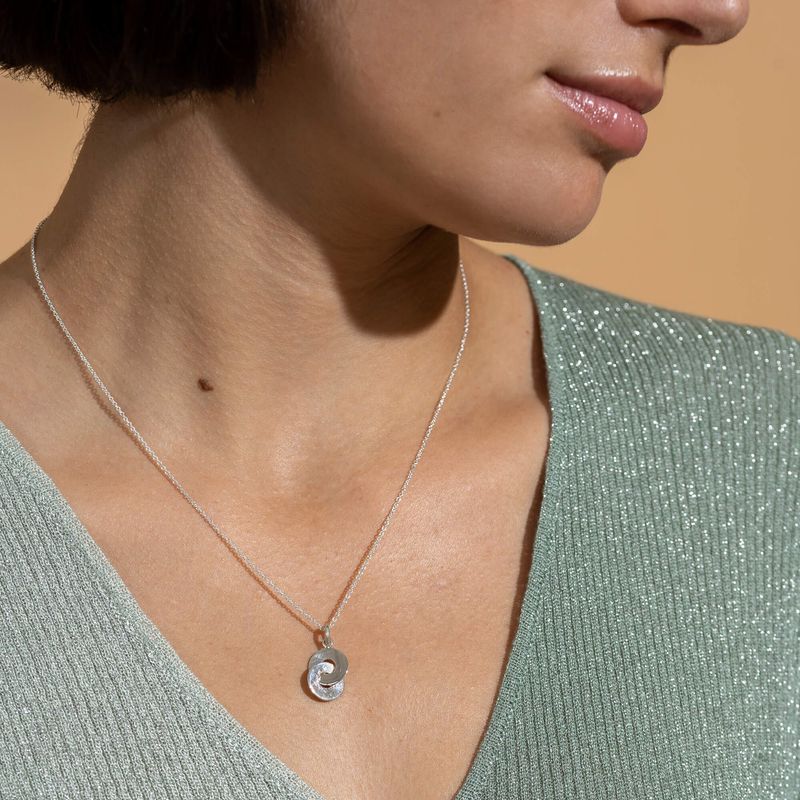Engagée - Collier avec pendentif de cercles entrelacés